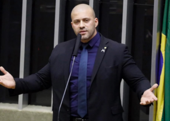 Alexandre de Moraes autorizou Daniel Silveira a cumprir pena em regime aberto, mas com restrições como tornozeleira eletrônica, proibição de redes sociais e recolhimento domiciliar.