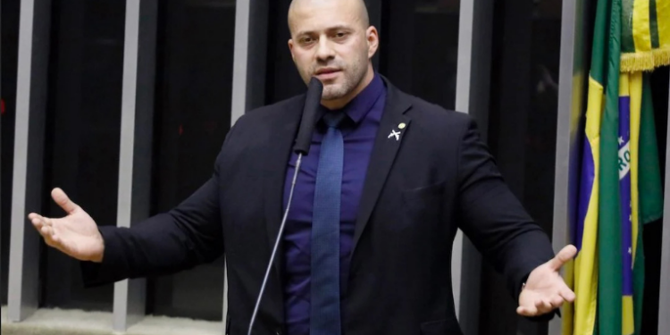 Alexandre de Moraes autorizou Daniel Silveira a cumprir pena em regime aberto, mas com restrições como tornozeleira eletrônica, proibição de redes sociais e recolhimento domiciliar.