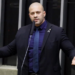Alexandre de Moraes autorizou Daniel Silveira a cumprir pena em regime aberto, mas com restrições como tornozeleira eletrônica, proibição de redes sociais e recolhimento domiciliar.