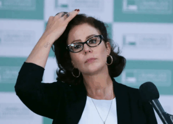 Ministério Público da Itália dá parecer favorável à extradição da deputada Carla Zambelli, condenada pelo STF a 10 anos de prisão. Decisão final cabe à Justiça italiana.