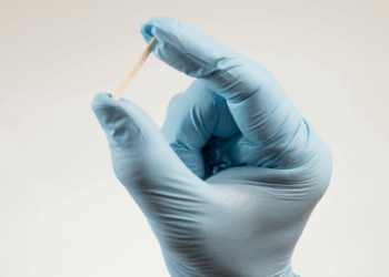 Ministério da Saúde inicia capacitação de profissionais para oferta do implante contraceptivo Implanon no SUS. Treinamento começa em Salvador e será expandido para todo o país até 2025.