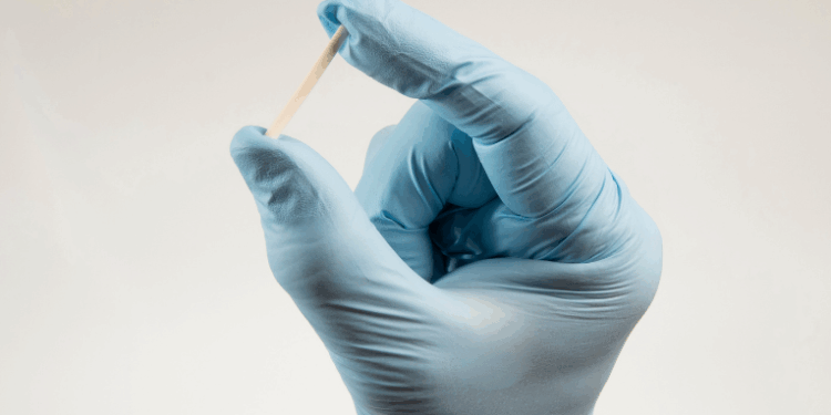 Ministério da Saúde inicia capacitação de profissionais para oferta do implante contraceptivo Implanon no SUS. Treinamento começa em Salvador e será expandido para todo o país até 2025.