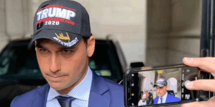 Alexandre de Moraes afirma que Eduardo Bolsonaro está dificultando notificação no processo do “tarifaço” e nega pedido de carta rogatória feito pela Defensoria Pública da União.