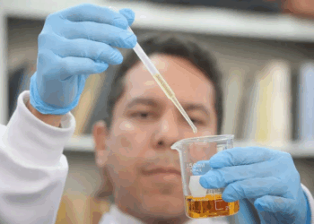 A Secretaria de Saúde do RJ descartou a presença de metanol em mais quatro casos suspeitos. Com isso, 15 dos 17 casos já foram eliminados. População deve manter atenção aos sintomas após consumo de bebidas alcoólicas.