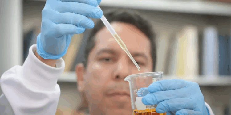 A Secretaria de Saúde do RJ descartou a presença de metanol em mais quatro casos suspeitos. Com isso, 15 dos 17 casos já foram eliminados. População deve manter atenção aos sintomas após consumo de bebidas alcoólicas.