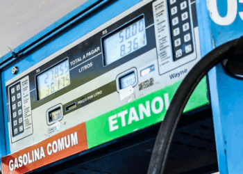 Petrobras reduz preço da gasolina em 4,9%; novo valor começa a valer nesta terça-feira (21)