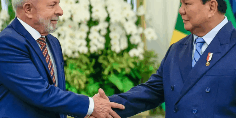 Durante visita oficial a Jacarta, Brasil e Indonésia firmam novos acordos de cooperação e destacam convergência em temas internacionais como conflito em Gaza, reforma do Conselho de Segurança da ONU e fortalecimento do Brics.