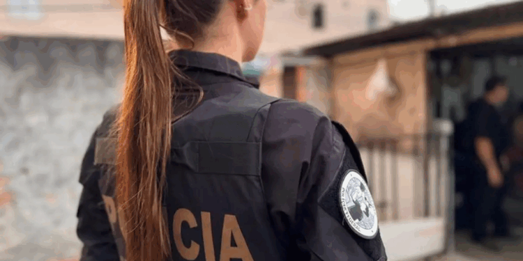 Durante a Operação Miopia, a Polícia Federal prendeu um homem no Rio de Janeiro investigado por participação em fóruns da dark web que divulgavam imagens e vídeos de abuso sexual infantil. Foram apreendidos equipamentos eletrônicos para perícia.