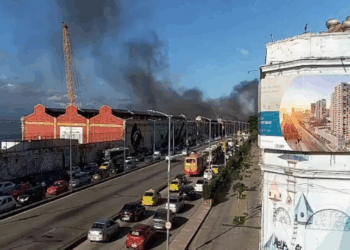 Fogo mobiliza mais de 40 bombeiros e ameaça galpões de outras escolas de samba no Santo Cristo; não há vítimas