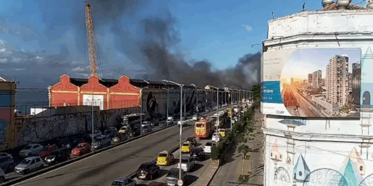 Fogo mobiliza mais de 40 bombeiros e ameaça galpões de outras escolas de samba no Santo Cristo; não há vítimas