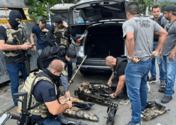 O governador do Rio de Janeiro, Claudio Castro, vetou a emenda que restabelecia a “gratificação faroeste”, que premiaria policiais civis por ações com mortes de criminosos. O veto cita despesas e normas constitucionais.