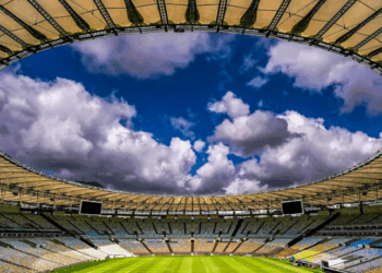 A CCJ da Alerj aprovou a inclusão do Complexo do Maracanã em lista de imóveis do governo do RJ que podem ser vendidos. Proposta visa reduzir custos de manutenção e arrecadar receitas, mas enfrenta oposição de parlamentares e indígenas.