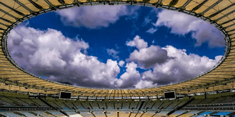 A CCJ da Alerj aprovou a inclusão do Complexo do Maracanã em lista de imóveis do governo do RJ que podem ser vendidos. Proposta visa reduzir custos de manutenção e arrecadar receitas, mas enfrenta oposição de parlamentares e indígenas.