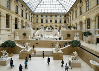 Museu do Louvre reabre dois dias após roubo de joias da Coroa Francesa