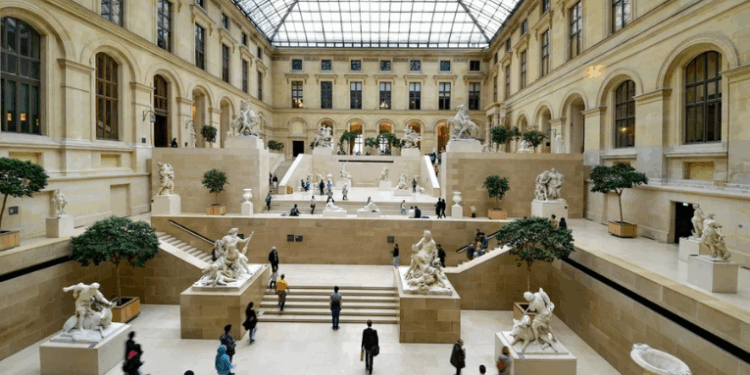 Museu do Louvre reabre dois dias após roubo de joias da Coroa Francesa