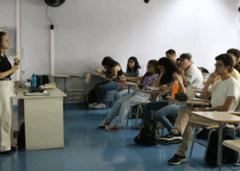 A Fuvest divulga nesta quinta-feira (23) os locais de prova do vestibular da USP. Candidatos podem escolher onde realizar o exame, com prioridade para inscrições confirmadas previamente.