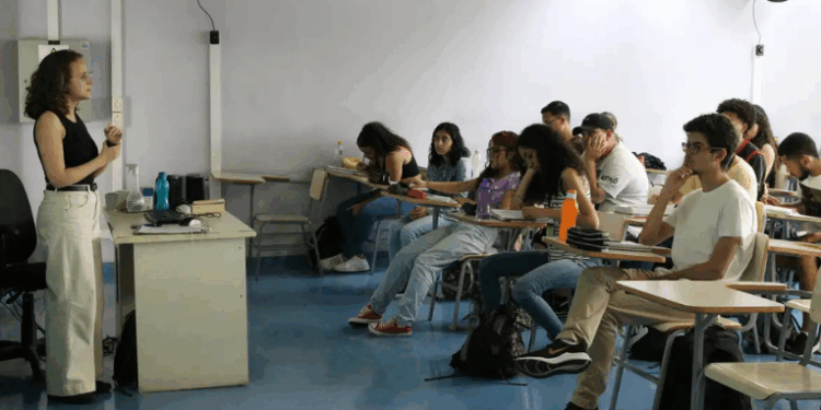 A Fuvest divulga nesta quinta-feira (23) os locais de prova do vestibular da USP. Candidatos podem escolher onde realizar o exame, com prioridade para inscrições confirmadas previamente.