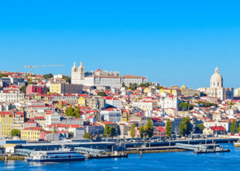 Novas regras da Lei dos Estrangeiros de Portugal entram em vigor e impactam brasileiros. Medidas dificultam vistos de residência e trabalho, mudam critérios de reagrupamento familiar e ampliam prazos de análise.