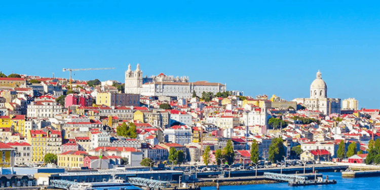 Novas regras da Lei dos Estrangeiros de Portugal entram em vigor e impactam brasileiros. Medidas dificultam vistos de residência e trabalho, mudam critérios de reagrupamento familiar e ampliam prazos de análise.