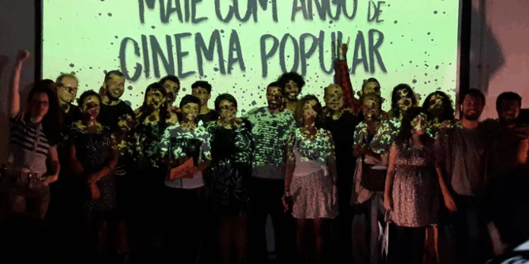 A 5ª edição do Festival Mate com Angu de Cinema começa em Duque de Caxias, promovendo cinema local com exibições gratuitas, oficinas e debates até 1º de novembro.