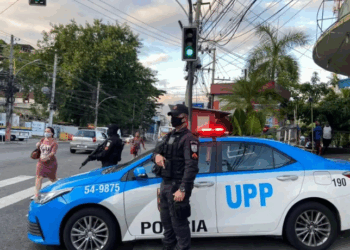 Dados do Instituto de Segurança Pública mostram queda expressiva nos roubos de carga e veículos no Rio de Janeiro em setembro. Apreensões de fuzis, drogas e prisões também cresceram, refletindo aumento na produtividade policial.