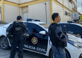 A Polícia Civil do Rio intensificou a Operação Rastreio contra roubo e receptação de celulares, com 690 prisões, 10 mil aparelhos recuperados e oito comércios interditados. Usuários foram intimados a entregar celulares furtados e o app Celular Seguro RJ ajuda na fiscalização.