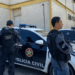 A Polícia Civil do Rio intensificou a Operação Rastreio contra roubo e receptação de celulares, com 690 prisões, 10 mil aparelhos recuperados e oito comércios interditados. Usuários foram intimados a entregar celulares furtados e o app Celular Seguro RJ ajuda na fiscalização.