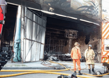 Incêndio destrói materiais de três escolas de samba do Rio; comunidade carnavalesca se une