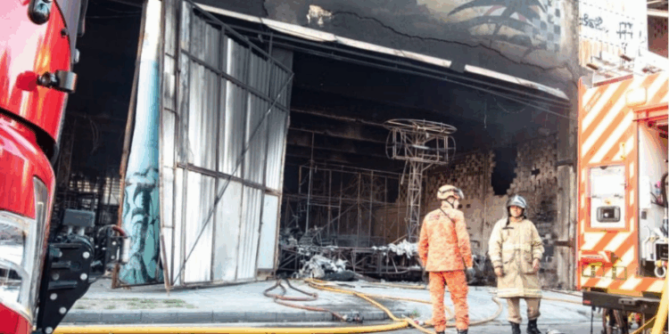 Incêndio destrói materiais de três escolas de samba do Rio; comunidade carnavalesca se une