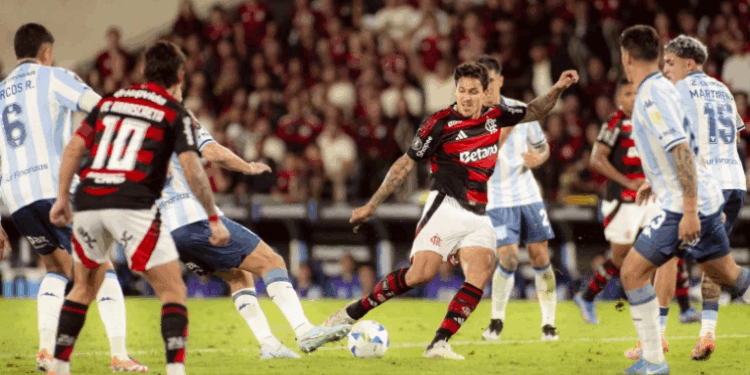 Avança o Mengão! Flamengo derrota Racing e assume protagonismo na Libertadores