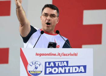 Senador Flávio Bolsonaro sugere que os EUA bombardeiem barcos com drogas no Brasil