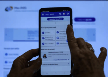 Quatro milhões de aposentados e pensionistas do INSS precisam fazer a prova de vida em até 30 dias para não ter o benefício bloqueado. Saiba como realizar o procedimento online ou presencialmente.