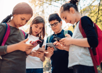 Pesquisa TIC Kids Online Brasil 2025 aponta queda significativa no uso da internet nas escolas por crianças e adolescentes. Entenda os motivos por trás dessa mudança e os novos hábitos online dos jovens.