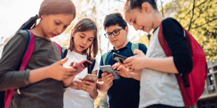 Pesquisa TIC Kids Online Brasil 2025 aponta queda significativa no uso da internet nas escolas por crianças e adolescentes. Entenda os motivos por trás dessa mudança e os novos hábitos online dos jovens.