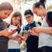 Pesquisa TIC Kids Online Brasil 2025 aponta queda significativa no uso da internet nas escolas por crianças e adolescentes. Entenda os motivos por trás dessa mudança e os novos hábitos online dos jovens.