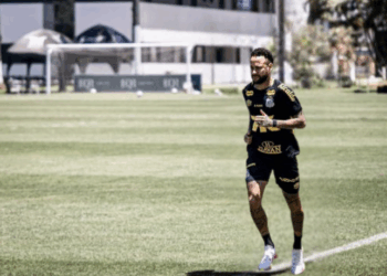 Neymar treina no CT Rei Pelé e anima torcida com avanço na recuperação