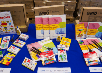 A Prefeitura do Rio antecipou a entrega de mais de 4 milhões de uniformes e kits escolares para 2026. Ação envolve investimento superior a R$ 83 milhões e garante que todos os alunos iniciem o ano letivo com o material completo.
