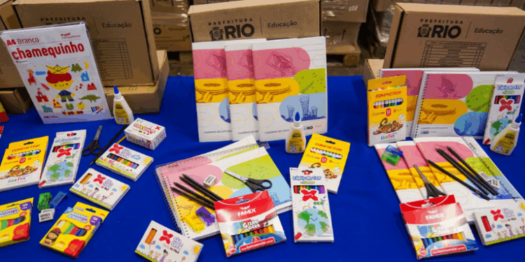 A Prefeitura do Rio antecipou a entrega de mais de 4 milhões de uniformes e kits escolares para 2026. Ação envolve investimento superior a R$ 83 milhões e garante que todos os alunos iniciem o ano letivo com o material completo.