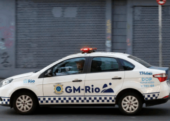 Prefeitura do Rio prepara agentes da nova Força Municipal com treinamento da PRF e Senasp. Curso inclui técnicas armadas, abordagem, direitos humanos e simulações de rua.