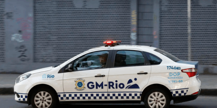 Prefeitura do Rio prepara agentes da nova Força Municipal com treinamento da PRF e Senasp. Curso inclui técnicas armadas, abordagem, direitos humanos e simulações de rua.