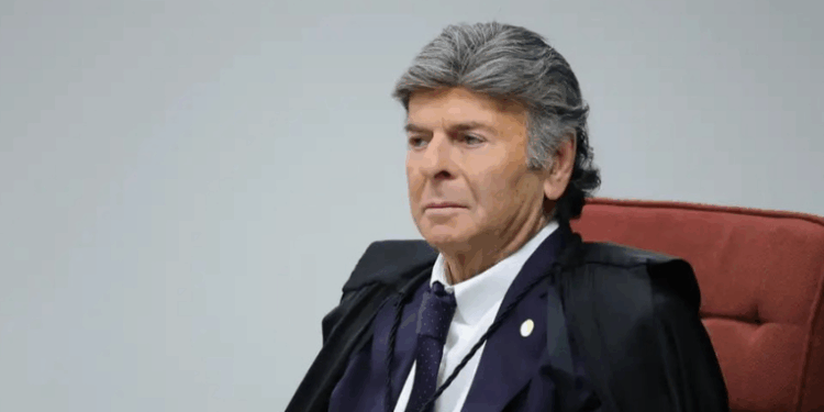 Luiz Fux reconhece que pode ter cometido injustiças em condenações do 8 de Janeiro. Em novo julgamento, o ministro muda de posição e vota pela absolvição de sete réus ligados à disseminação de fake news.