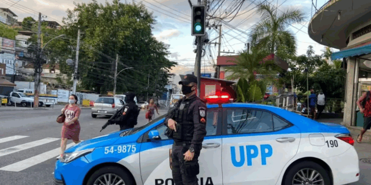 Dados do Instituto de Segurança Pública mostram queda expressiva nos roubos de carga e veículos no Rio de Janeiro em setembro. Apreensões de fuzis, drogas e prisões também cresceram, refletindo aumento na produtividade policial.