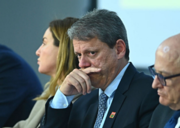 Após piada sobre falsificação de bebidas, Tarcísio de Freitas pede desculpas por minimizar casos de intoxicação por metanol em São Paulo. Crise já tem 15 mortos e 164 suspeitas.