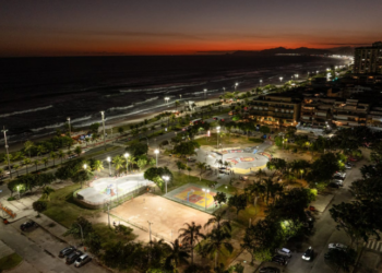 A Praça do Ó, na Barra da Tijuca, recebeu novo sistema de iluminação com 57 luminárias LED e projetores para áreas esportivas, em projeto da RioLuz com foco em sustentabilidade e segurança.