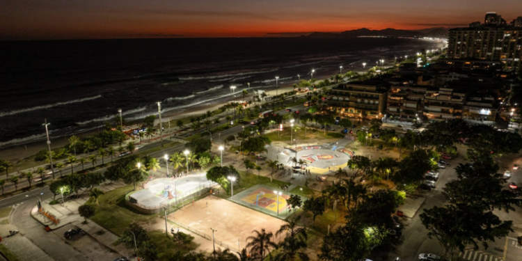 A Praça do Ó, na Barra da Tijuca, recebeu novo sistema de iluminação com 57 luminárias LED e projetores para áreas esportivas, em projeto da RioLuz com foco em sustentabilidade e segurança.