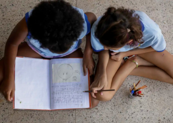 Pesquisa do Datafolha encomendada pela Fundação Maria Cecilia Souto Vidigal revela que uma em cada seis crianças brasileiras de até 6 anos já foi vítima de racismo. Escolas e creches lideram os casos.