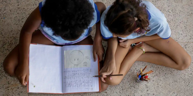 Pesquisa do Datafolha encomendada pela Fundação Maria Cecilia Souto Vidigal revela que uma em cada seis crianças brasileiras de até 6 anos já foi vítima de racismo. Escolas e creches lideram os casos.