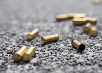Levantamento do Instituto Fogo Cruzado mostra aumento de 8% no número de vítimas de balas perdidas em 2025, com o Rio de Janeiro concentrando mais da metade dos casos.
