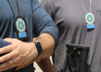 Pai de santo é preso após dopar e abusar de adolescente na Barra da Tijuca. Polícia Civil cumpriu mandado de prisão e apura novos casos.