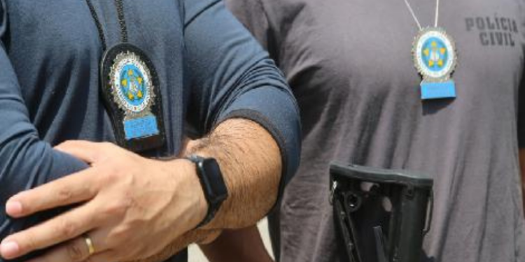 Pai de santo é preso após dopar e abusar de adolescente na Barra da Tijuca. Polícia Civil cumpriu mandado de prisão e apura novos casos.